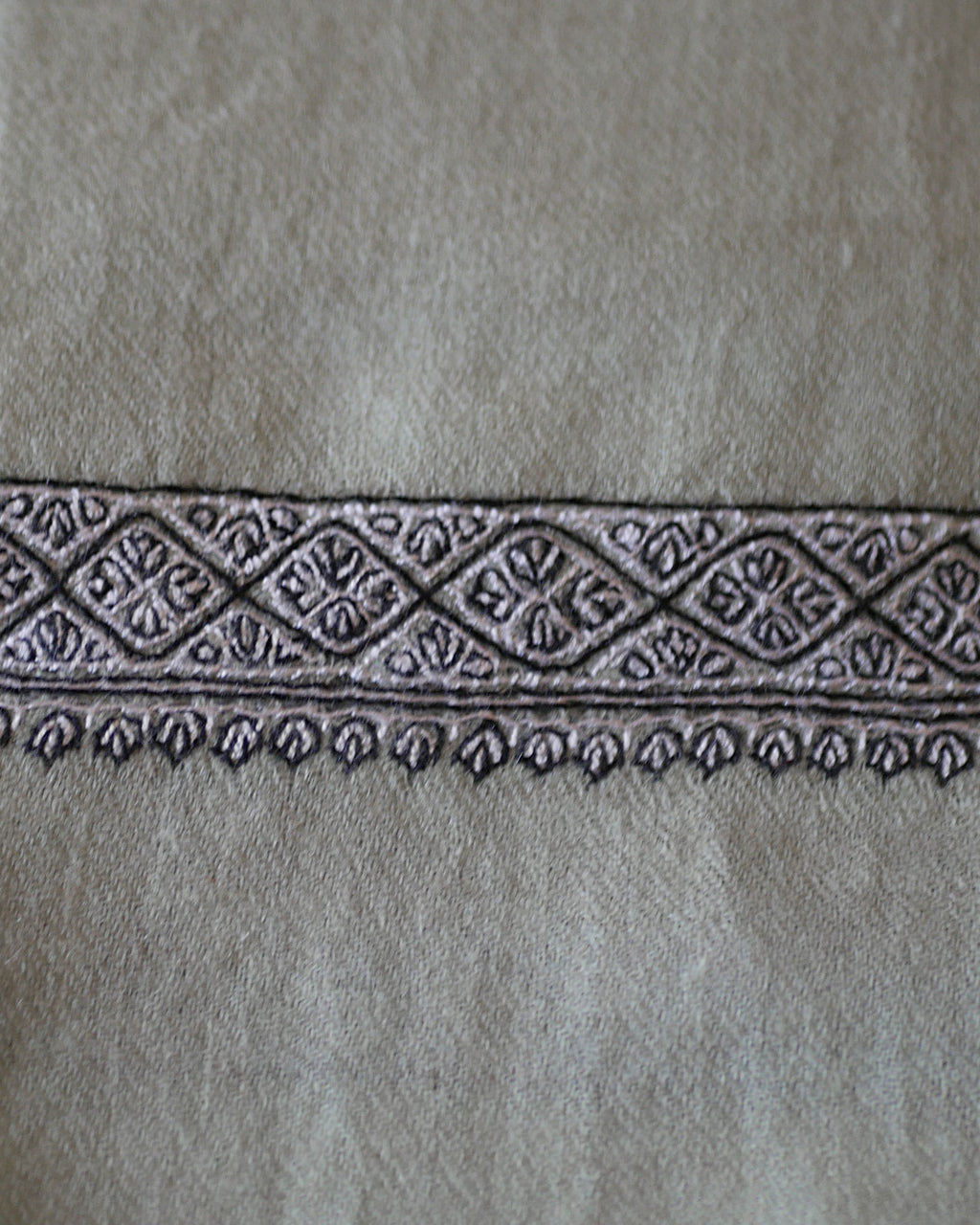 Himalayan Embroidered Pashmina Shawl – Classic Kashmir Border