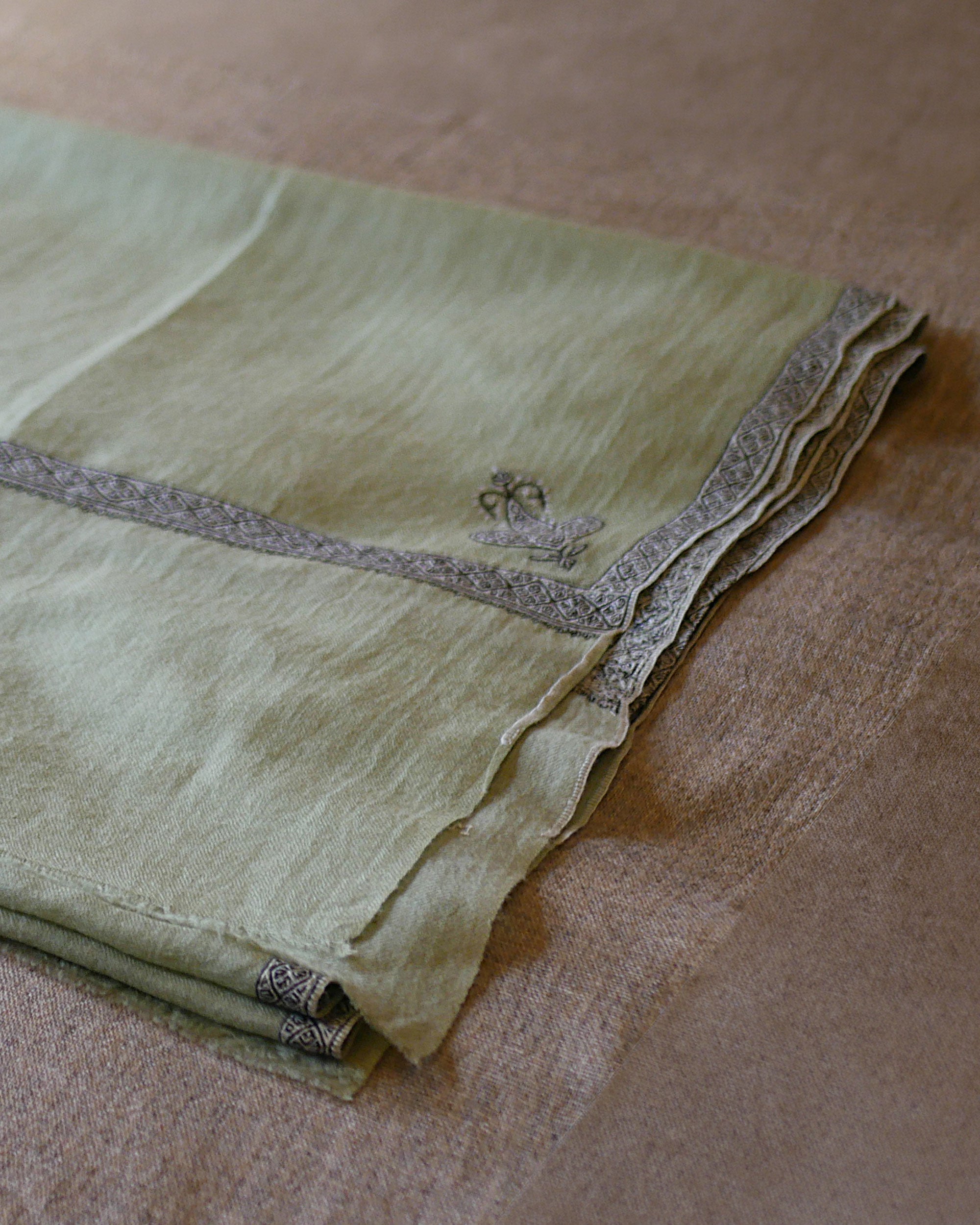 Himalayan Embroidered Pashmina Shawl – Classic Kashmir Border