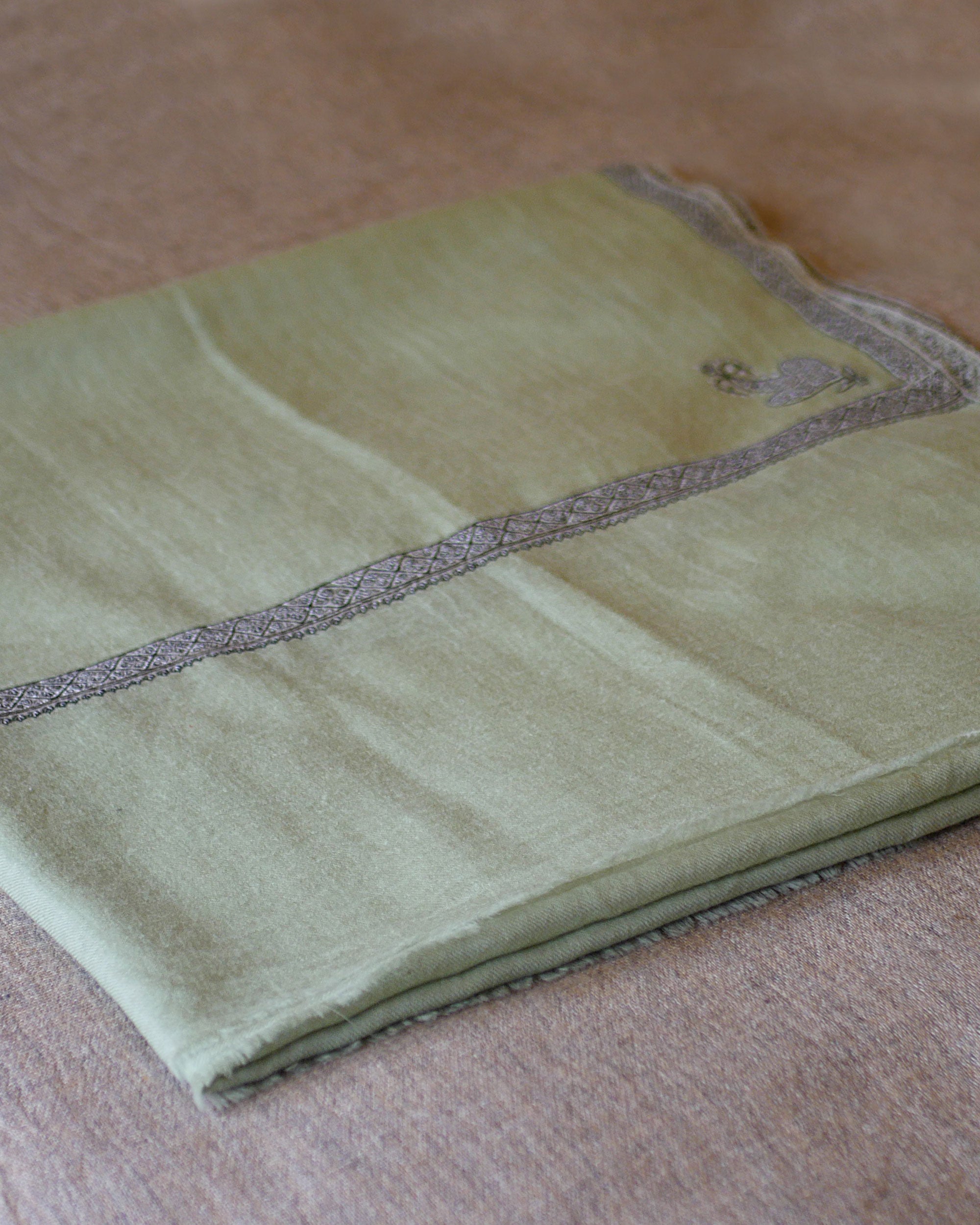 Himalayan Embroidered Pashmina Shawl – Classic Kashmir Border