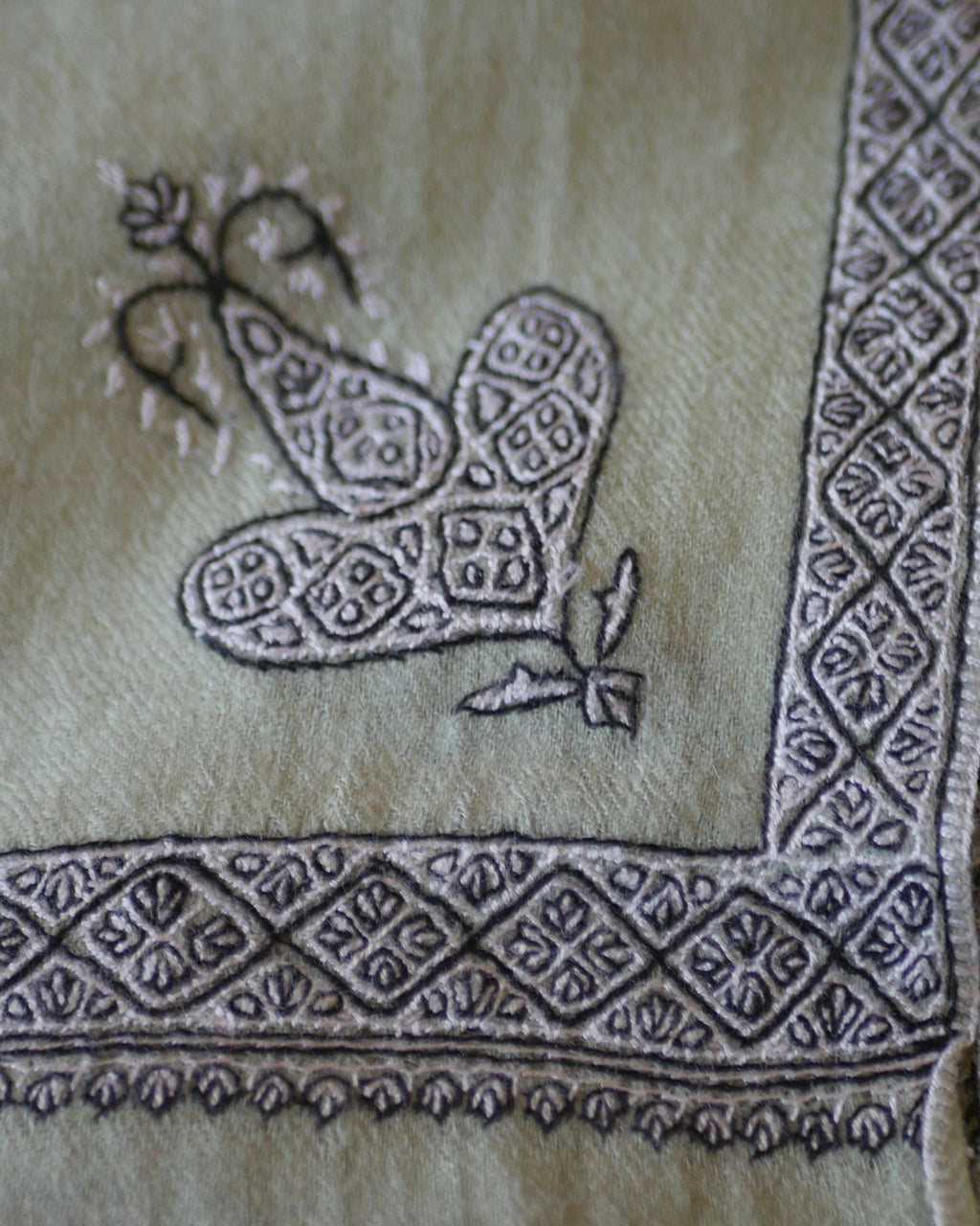 Himalayan Embroidered Pashmina Shawl – Classic Kashmir Border