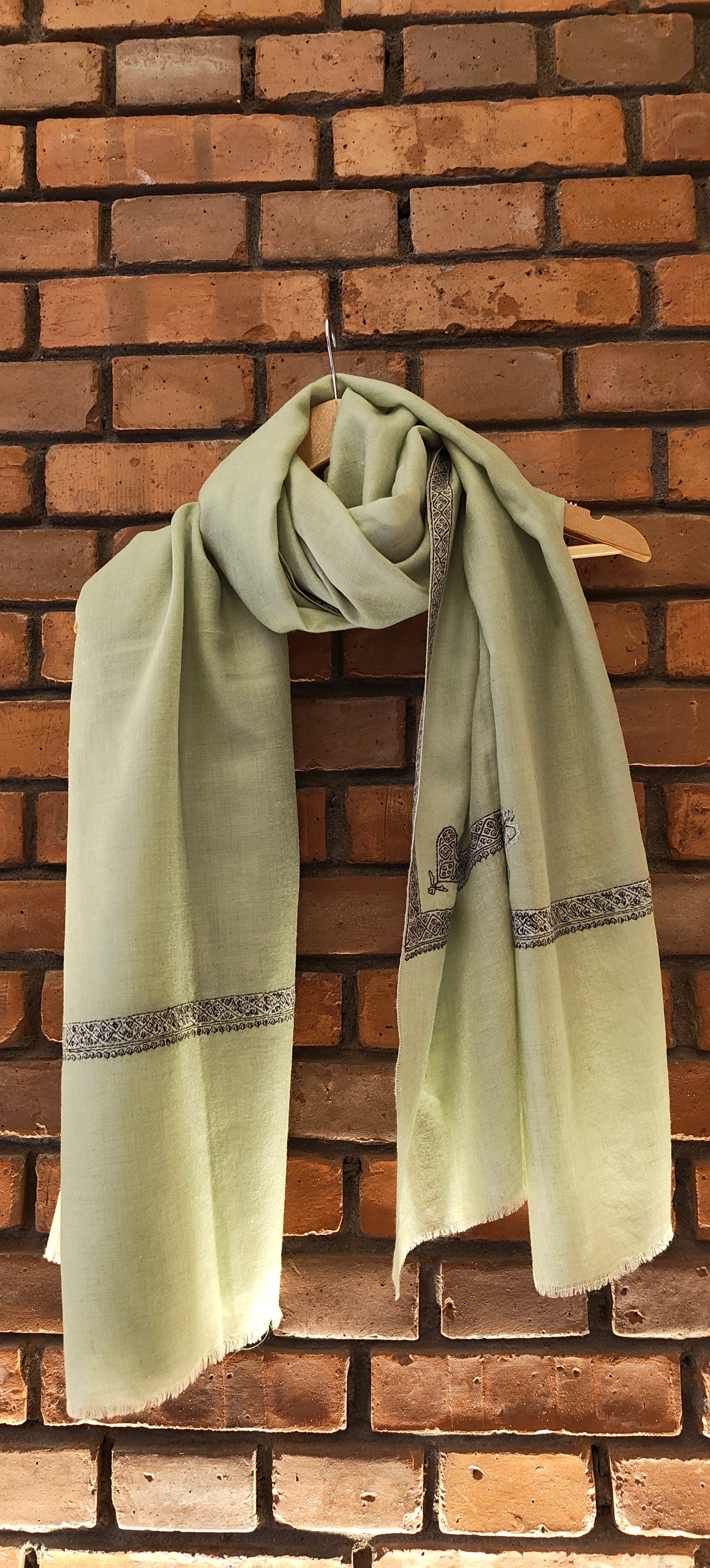 Himalayan Embroidered Pashmina Shawl – Classic Kashmir Border